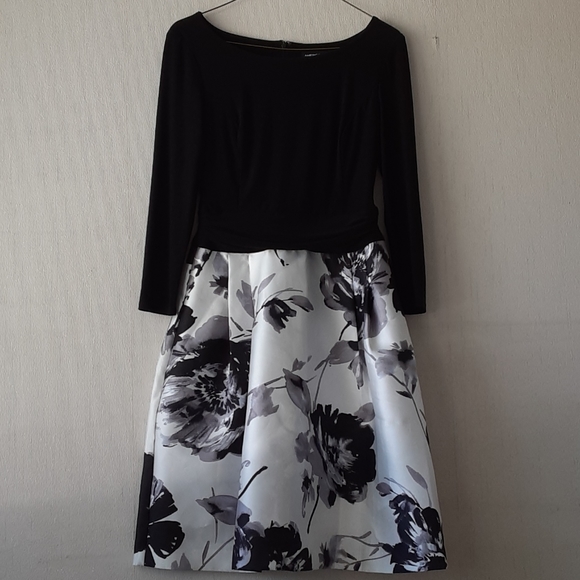 Formal dress - Picture 1 of 4